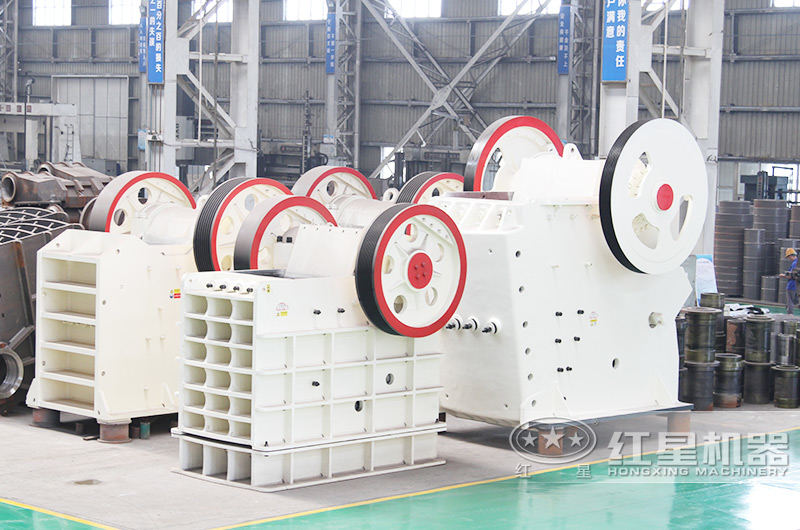 PE1200\*1500顎破機(jī)敢碎硬石，從容面對(duì)鐵礦石粗碎，出料更均勻 